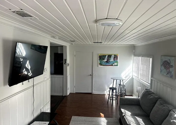 Holiday home Retreat Near Hospitals & Pensacola